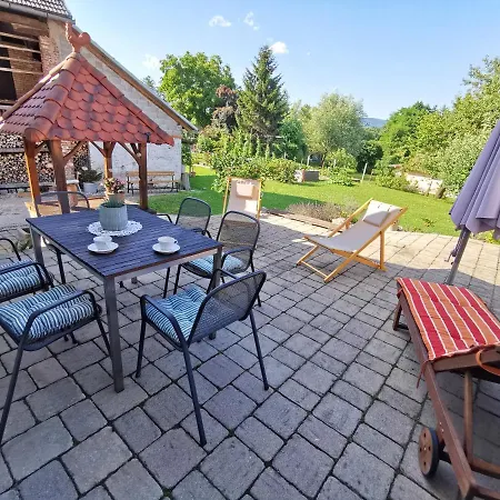Charming With Patio And Garden 펜션 슬로벤스케코니스
