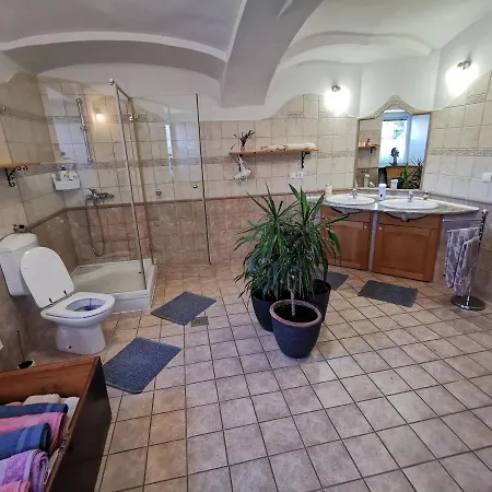 بيت للعطل Charming With Patio And Garden *